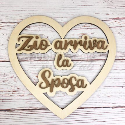 Targa cuore in legno Arriva la Sposa