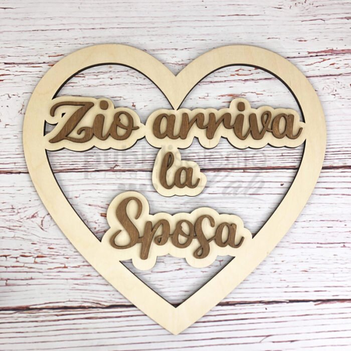 Targa cuore in legno Arriva la Sposa - immagine 1