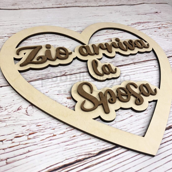 Targa cuore in legno Arriva la Sposa - immagine 2