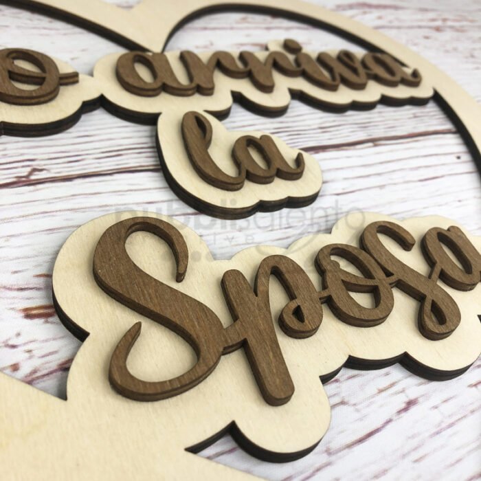 Targa cuore in legno Arriva la Sposa - immagine 3