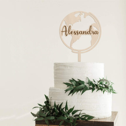 Cake topper a forma di mappamondo con nome inciso in legno e in plexiglass