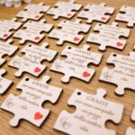 Tag puzzle in legno segnaposto per cerimonie