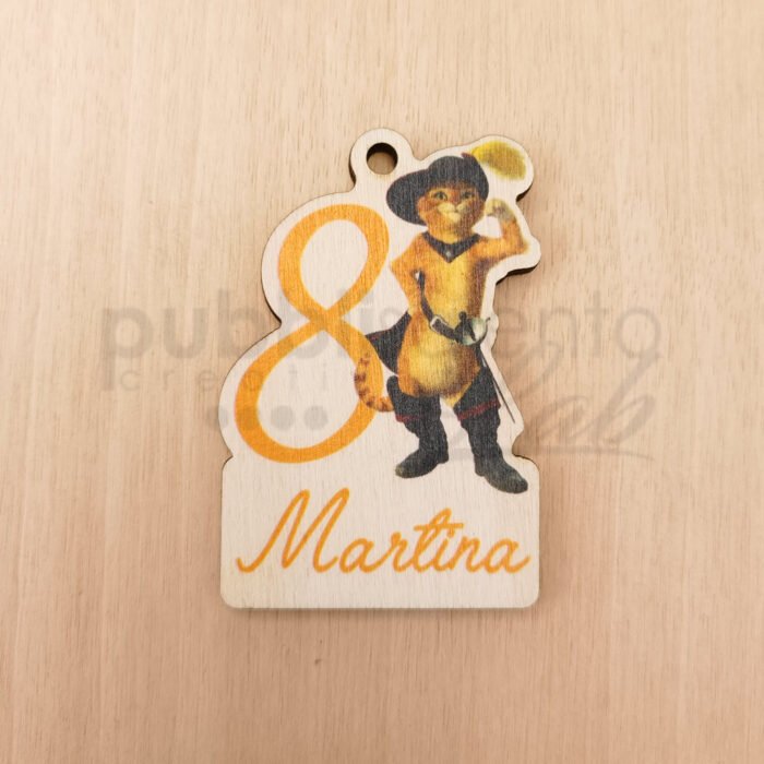 Calamita gatto con gli stivali personalizzata con nome e numero del bimbo o bimba in tema disney. Perfetta come bomboniera o regali per gli invitati