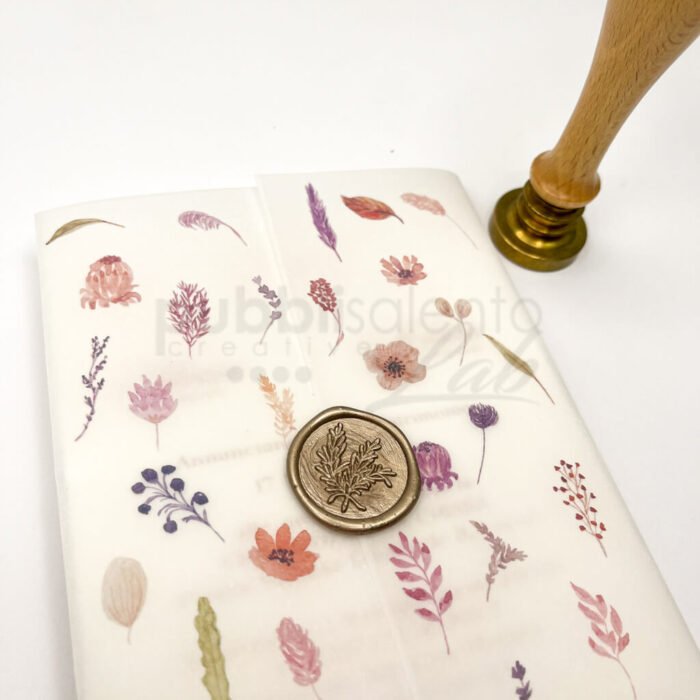 Partecipazione con timbro ceralacca e fiori rosa, in carta vellum