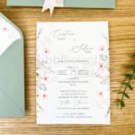 partecipazione di matrimonio personalizzata con fiori rosa delicati