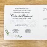 Partecipazione di nozze bianca quadrata con fiori