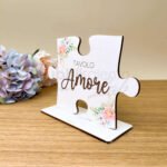 segnatavoli puzzle in legno personalizzato a colori per matrimoni