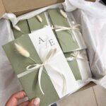 invito matrimonio color salvia con pampas