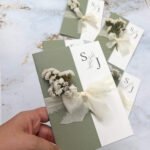 invito matrimonio semplice con fiori e color salvia